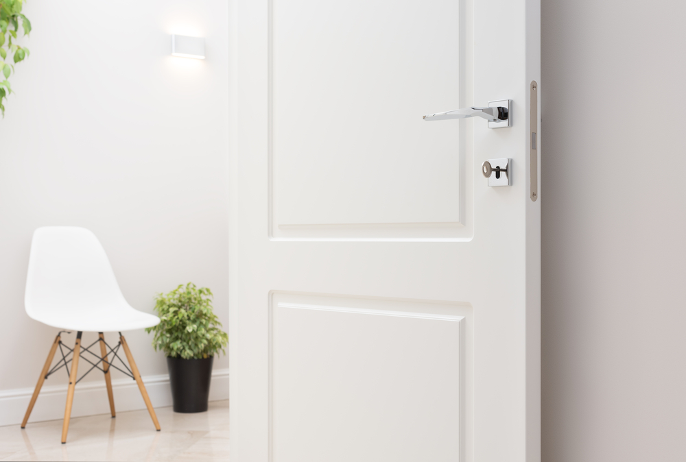Pourquoi éviter le placage bois adhésif pour porte intérieure ?